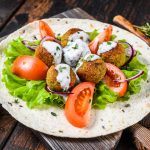 Sanduíche Mediterrâneo de Falafel com Tahine